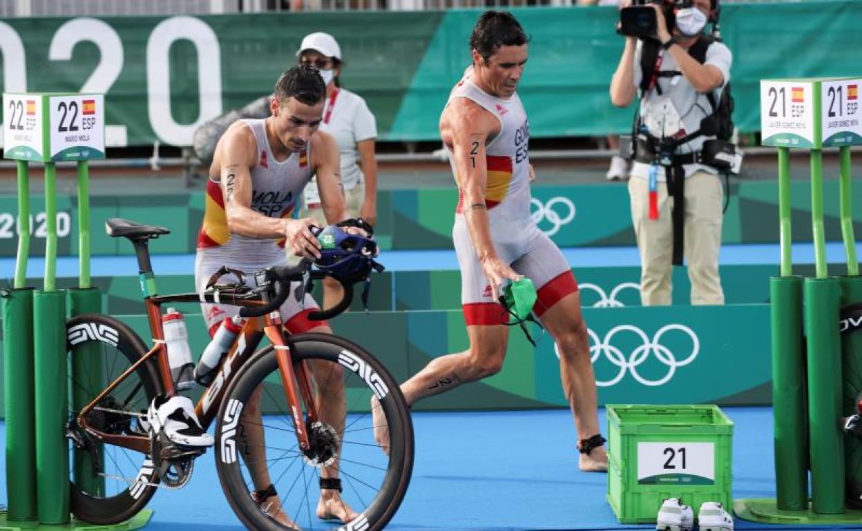 Mario Mola y Javier Gómez Noya, durante la prueba de triatlón. 