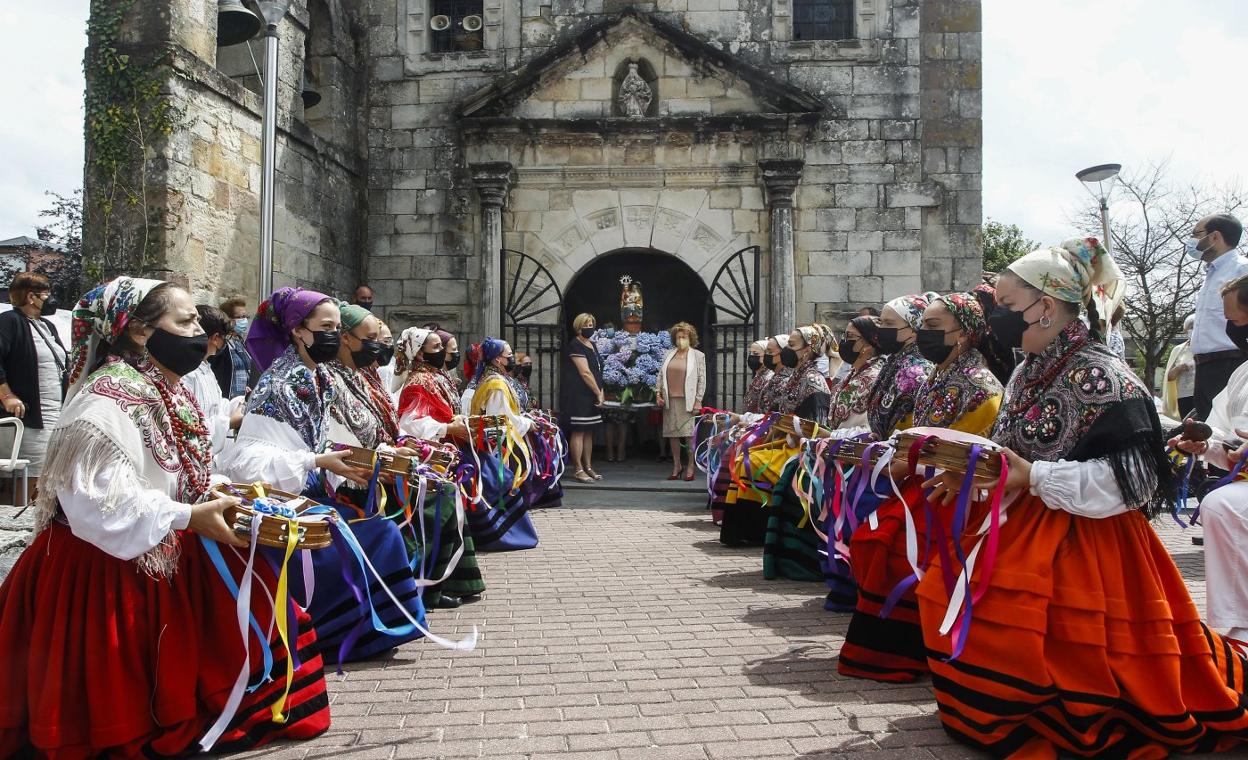 La imagen de la Virgen de Santa Ana sale de la ermita escoltada por las integrantes del grupo de Danzas de Tanos. 