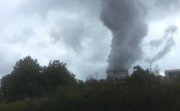 Un fallo en una caldera de Solvay provoca un fuerte ruido y humareda y alarma a los vecinos