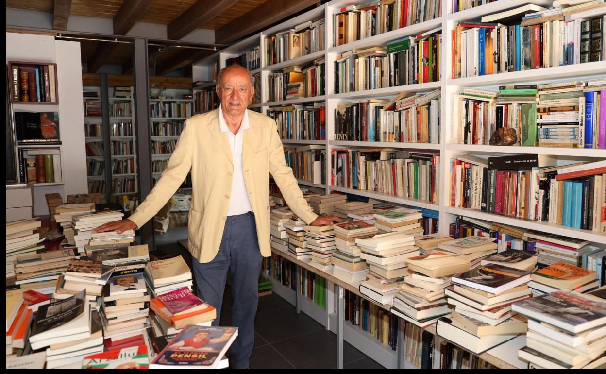 Juan González Bedoya, en su casa de Tollo, rodeado de su colección de libros. 