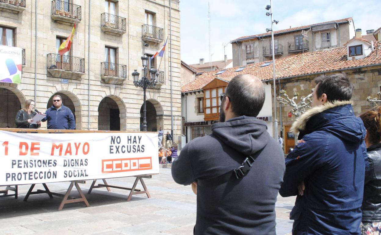 Concentración en el Ayuntamiento de Reinosa. Imagen de archivo.