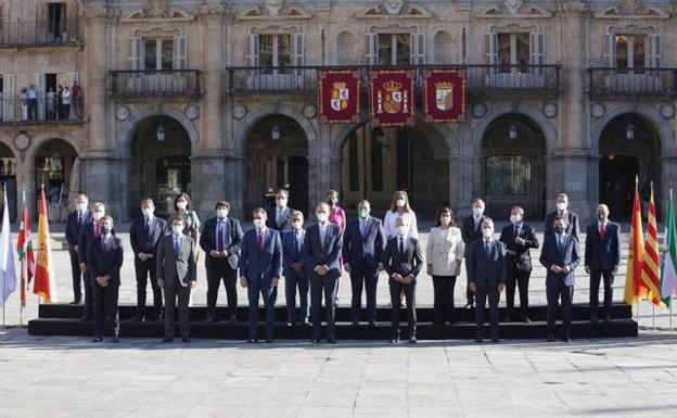 Abucheos a Sánchez y aplausos al Rey a su llegada a la Plaza Mayor de Salamanca