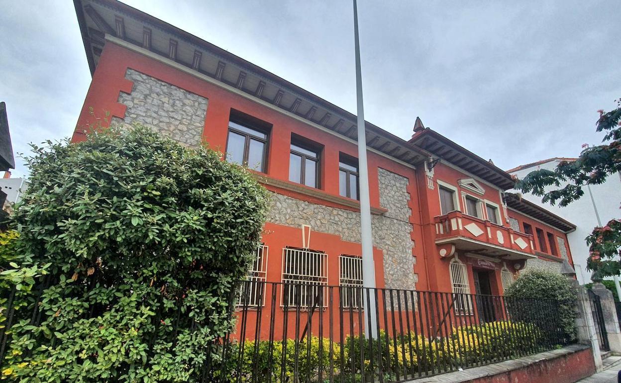 El Ayuntamiento de Torrelavega da los primeros pasos para rehabilitar el edificio de la Cámara de Comercio