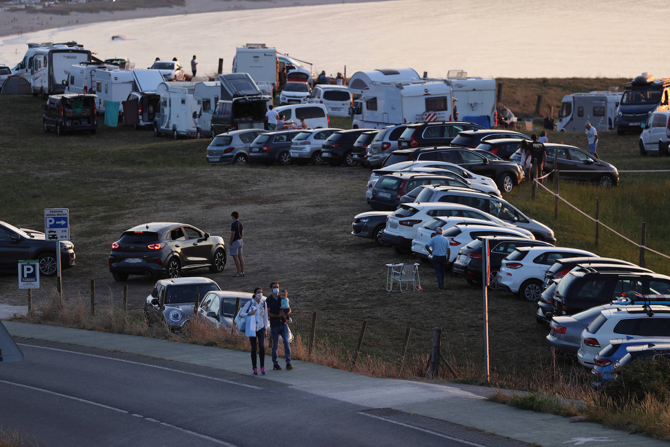 Fotos: Las caravanas siguen llegando masivamente a Oyambre mientras se ultima su regulación