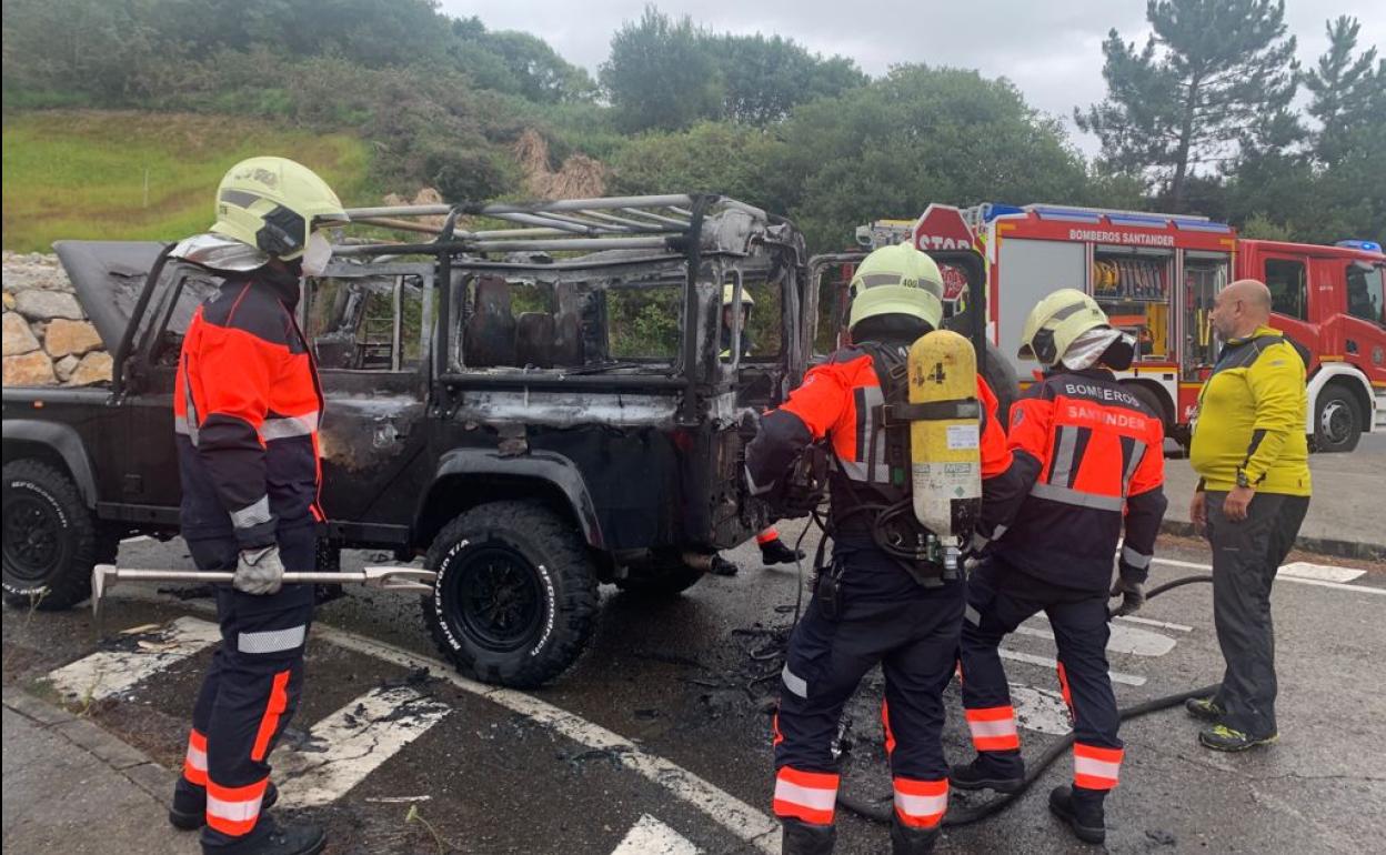 Se incendia un todoterreno en la salida de los pinares de Liencres