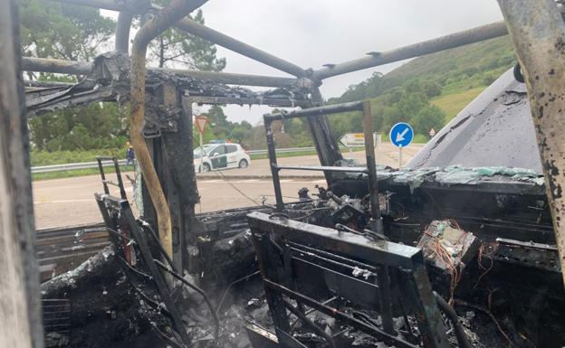 Imagen principal - Se incendia un todoterreno en la salida de los pinares de Liencres