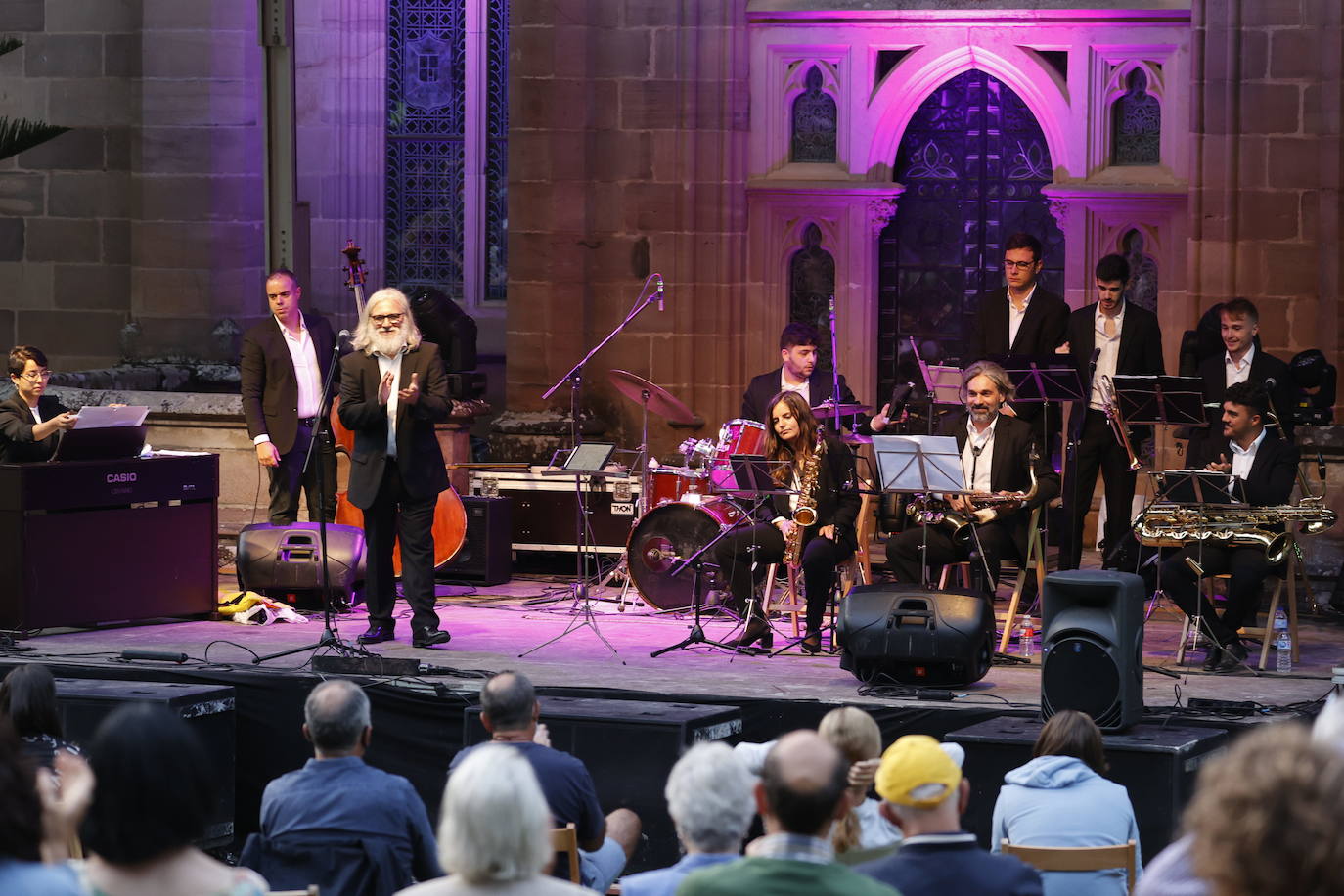 Los jardines del Palacio de Sobrellano se han convertido en la noche de este domingo en escenario de la velada inaugural de los 'Caprichos Musicales' de Comillas. Bajja Jazz Ensemble, una agrupación de diez músicos, abrió la programación que se extenderá hasta el próximo día 15. Esta XVIII edición de los 'Caprichos' está configurada por una decena de conciertos y recitales bajo la dirección artística de Serguei Mesropian. Hasta la clausura las actuaciones se trasladarán al Centro Cultural El Espolón