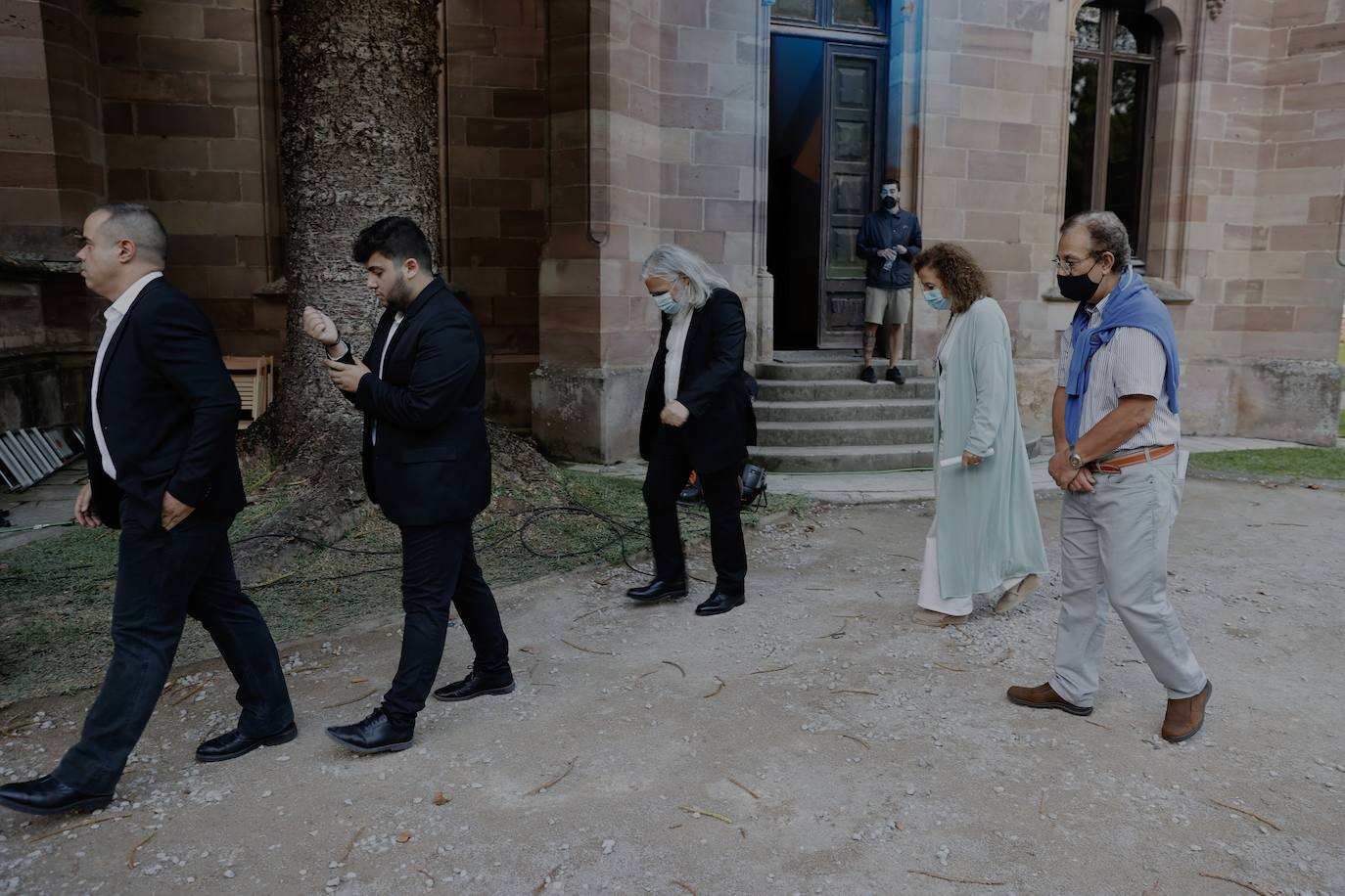 Los jardines del Palacio de Sobrellano se han convertido en la noche de este domingo en escenario de la velada inaugural de los 'Caprichos Musicales' de Comillas. Bajja Jazz Ensemble, una agrupación de diez músicos, abrió la programación que se extenderá hasta el próximo día 15. Esta XVIII edición de los 'Caprichos' está configurada por una decena de conciertos y recitales bajo la dirección artística de Serguei Mesropian. Hasta la clausura las actuaciones se trasladarán al Centro Cultural El Espolón