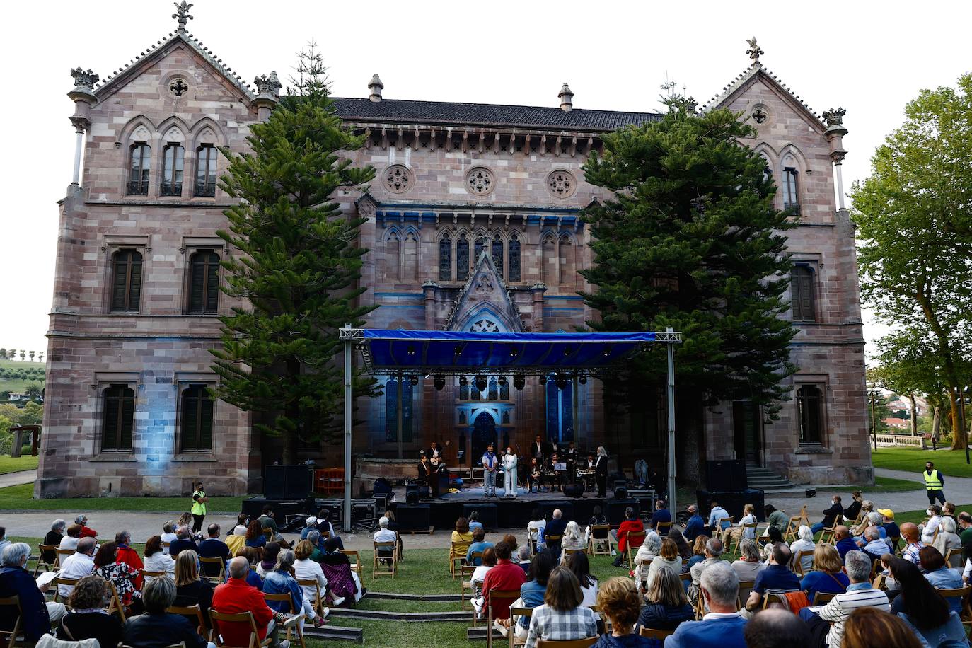 Los jardines del Palacio de Sobrellano se han convertido en la noche de este domingo en escenario de la velada inaugural de los 'Caprichos Musicales' de Comillas. Bajja Jazz Ensemble, una agrupación de diez músicos, abrió la programación que se extenderá hasta el próximo día 15. Esta XVIII edición de los 'Caprichos' está configurada por una decena de conciertos y recitales bajo la dirección artística de Serguei Mesropian. Hasta la clausura las actuaciones se trasladarán al Centro Cultural El Espolón