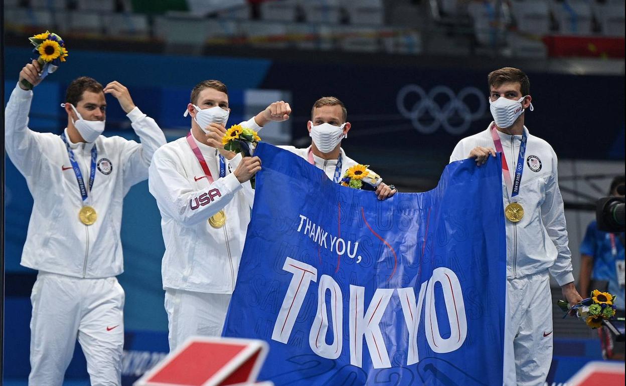 El cuarteto estadounidense del 4x100 estilos celebra su oro y récord del mundo.