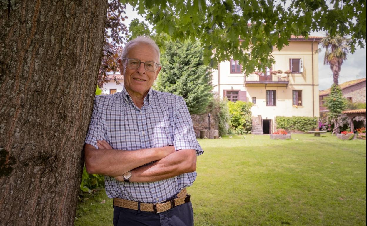 Marco Antonio Gándara posa apoyado en un árbol del jardín de la casa en la que vivían sus abuelos, en Liérganes.