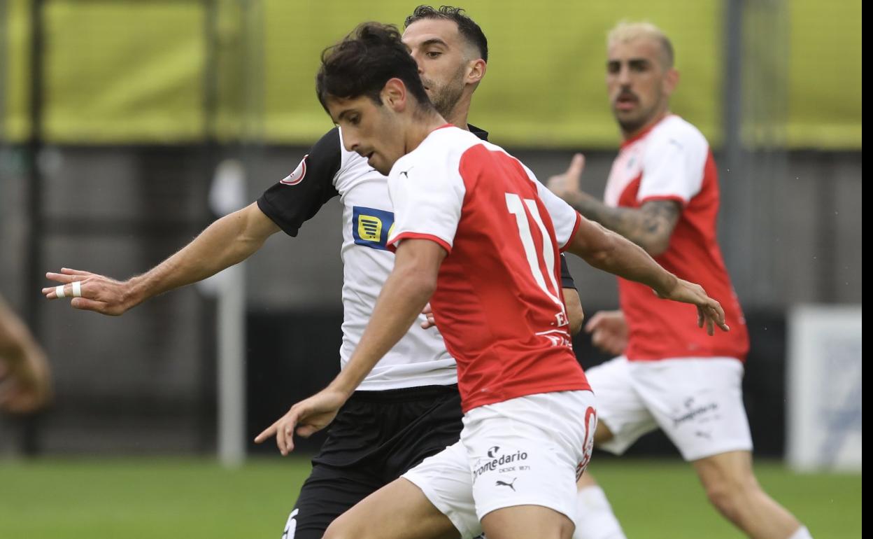 Camus controla el balón en el partido ante el Real Unión. 