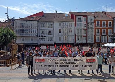 Imagen secundaria 1 - «No podemos dejar morir a Forjas de Cantabria por complicada que sea su situación»