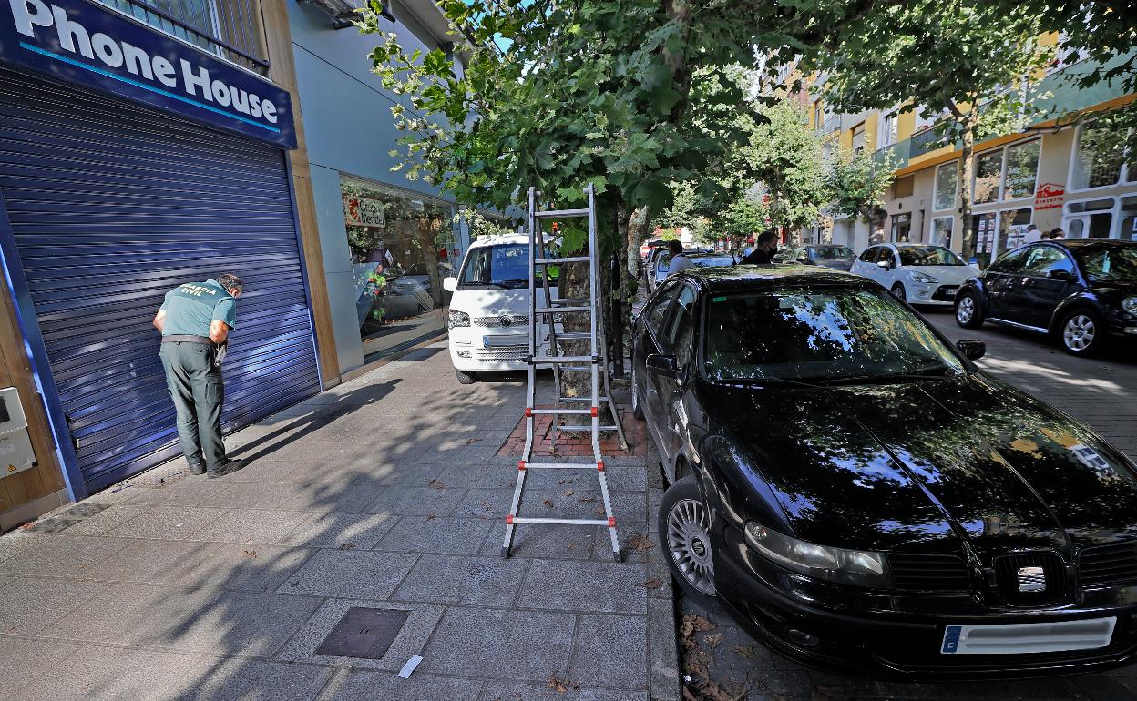 Los autores del intento de alunizaje robaron el coche a un vecino de Cabezón a escasos 300 metros de la puerta de Phone House.