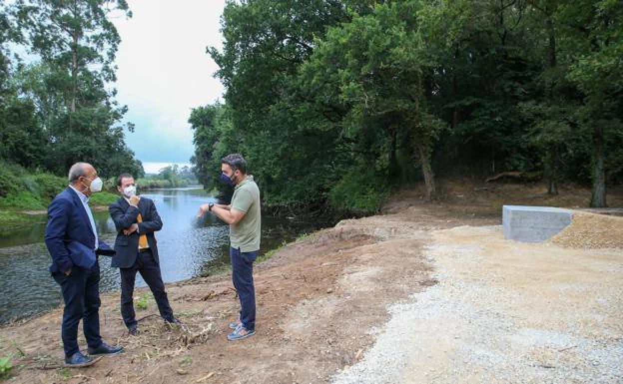 Javier López Marcano y Joaquín Arco durante la visita a las obras del embarcadero en la ría de Cubas.