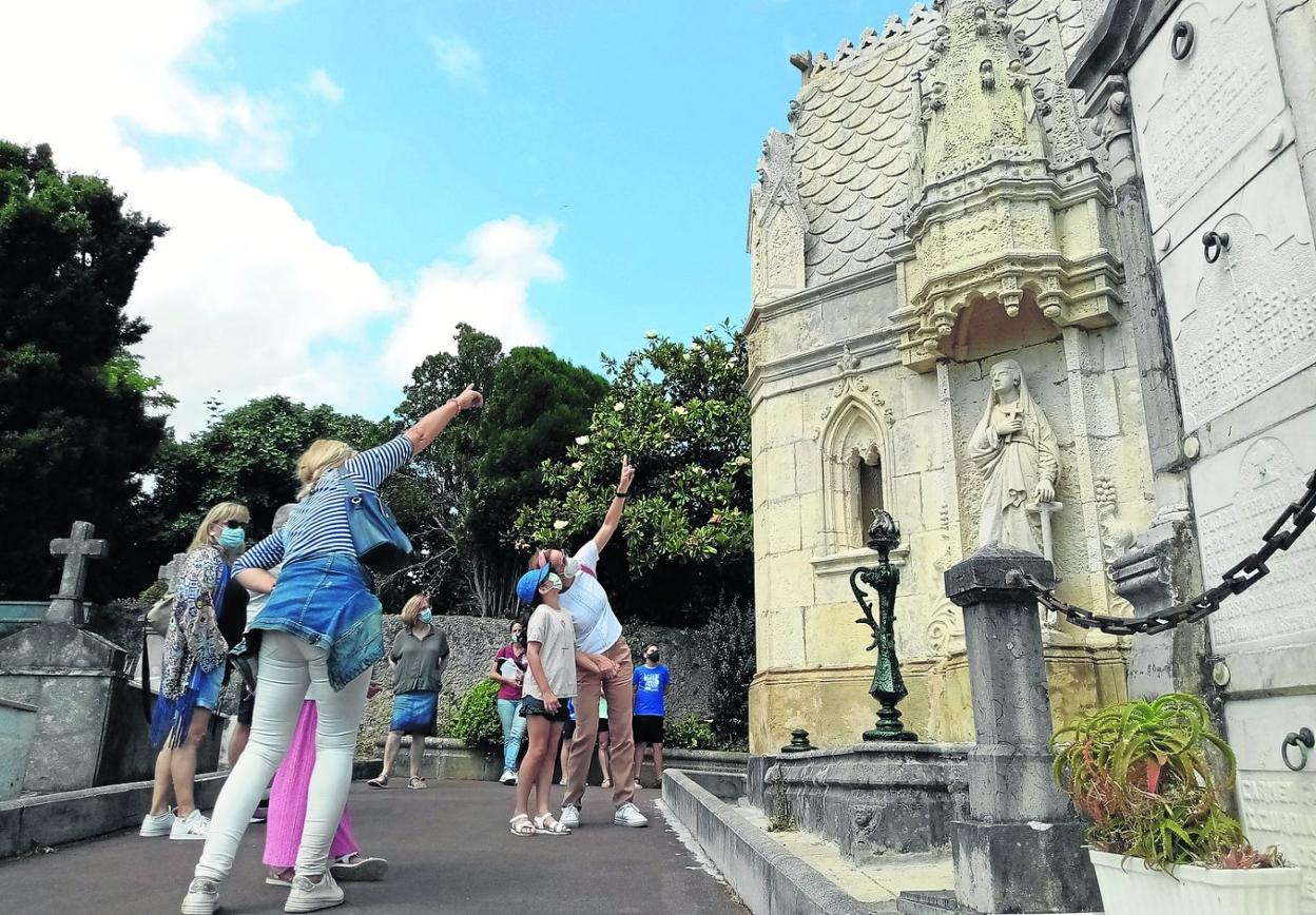 La riqueza arquitectónica del camposanto castreño es admirada por aquellos que visitan el lugar. s. hidalgo