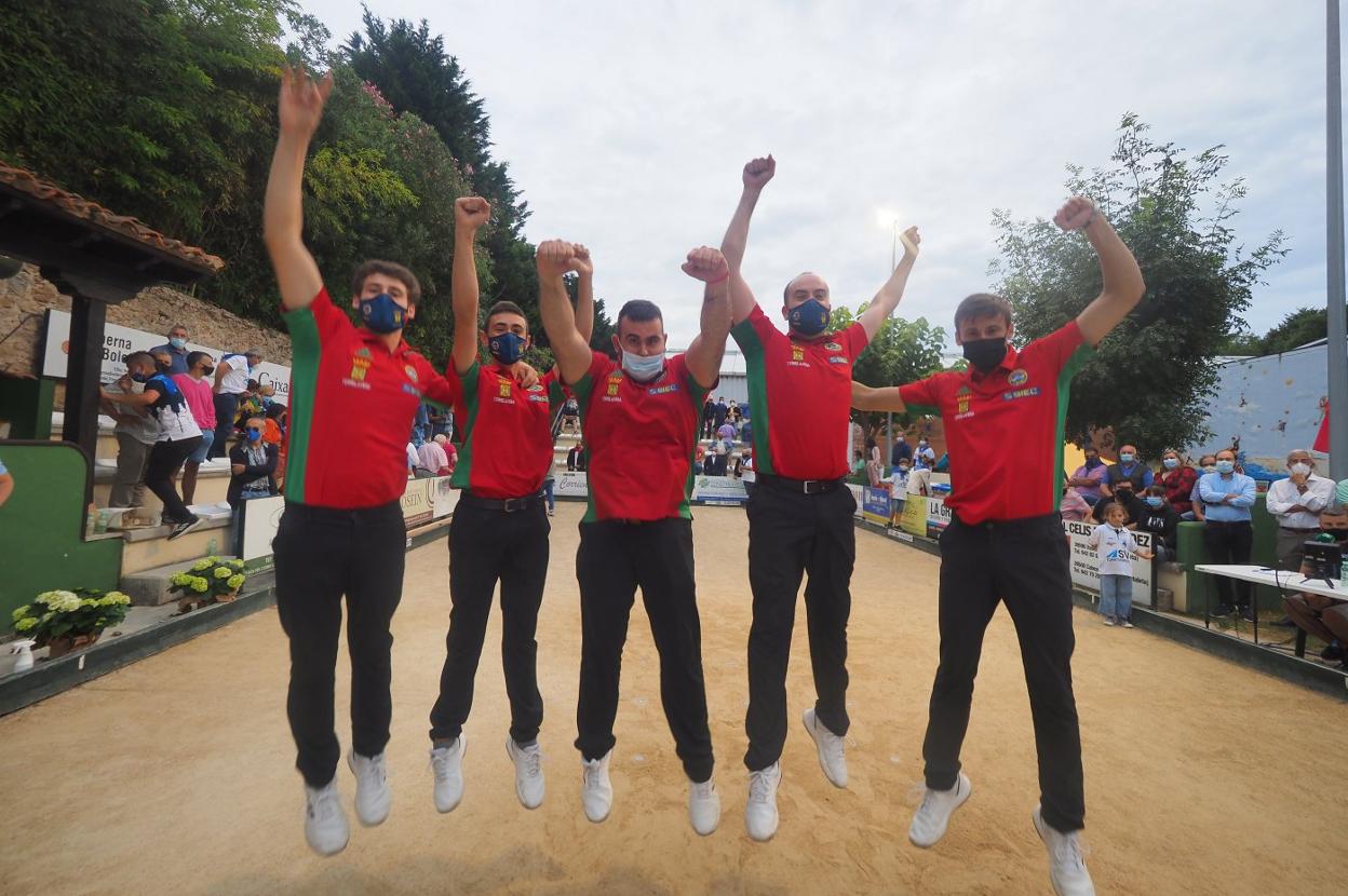 Mario Pellón, Marcos Sobejano, Mario Herrero, Víctor de la Torre y Ángel Pellón celebran el título copero.