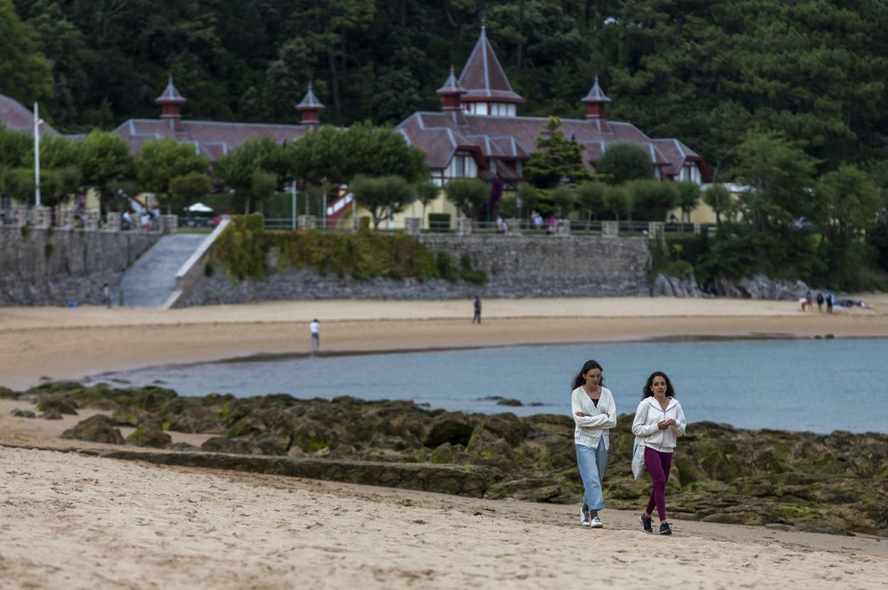 La playa de la Magdalena presentaba ayer una imagen inusual en pleno mes de agosto. Roberto Ruiz y juanjo santamaría