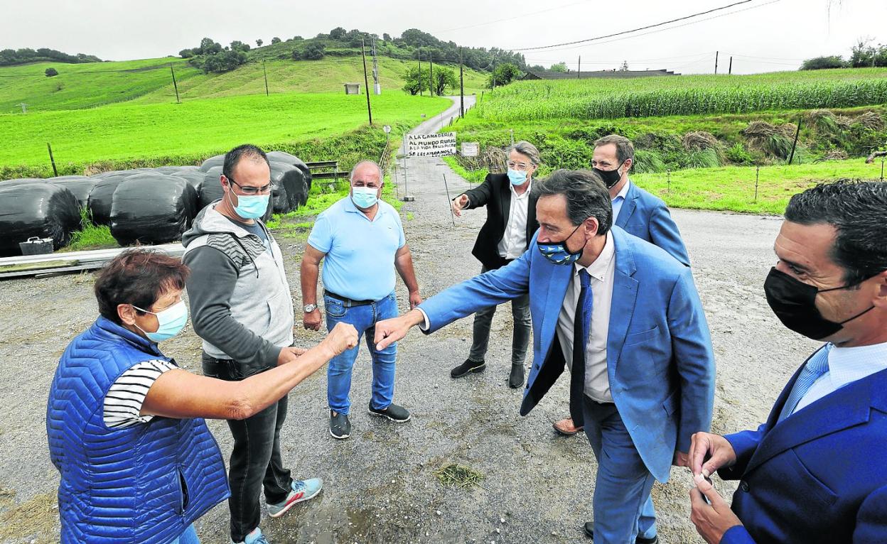 Representantes de Adif, Gobierno regional y Ayuntamiento, visitaron ayer a los vecinos más afectados por el derribo. 