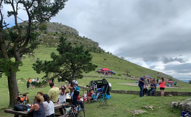 Los asistentes disfrutan de la comida familiar en el entorno de la ermita.