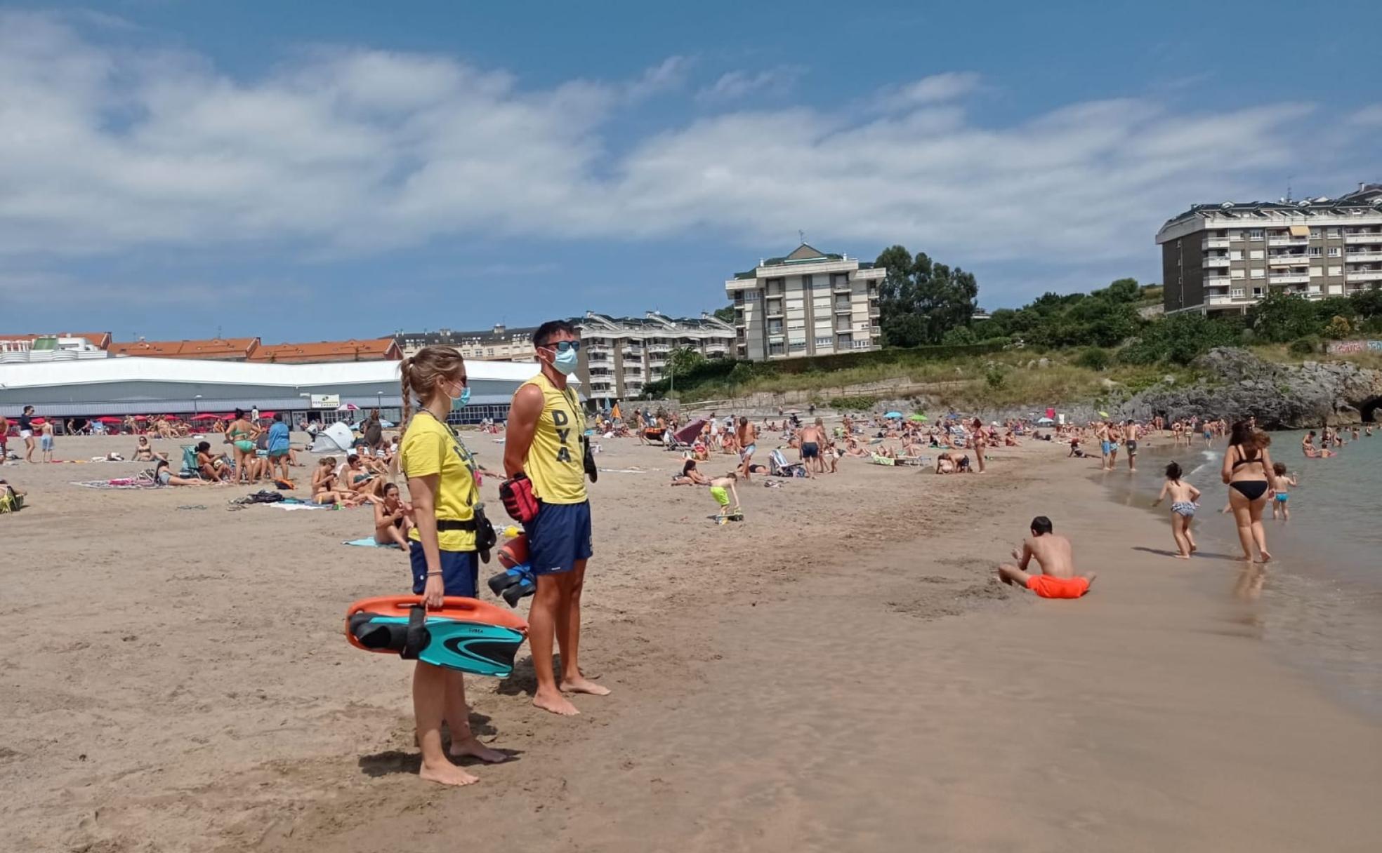 Los socorristas, durante su servicio en la playa de Ostende.