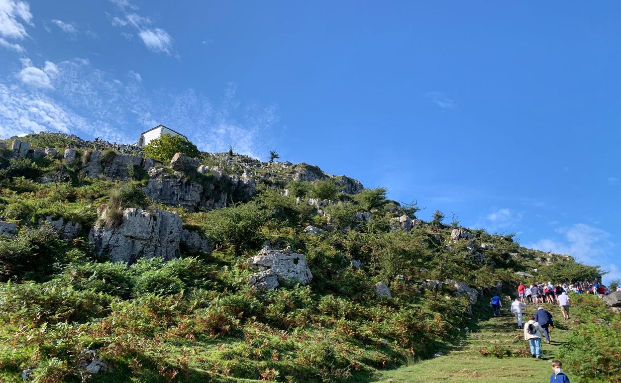 Los guriezanos suben hasta la ermita de Las Nieves con un aforo controlado.