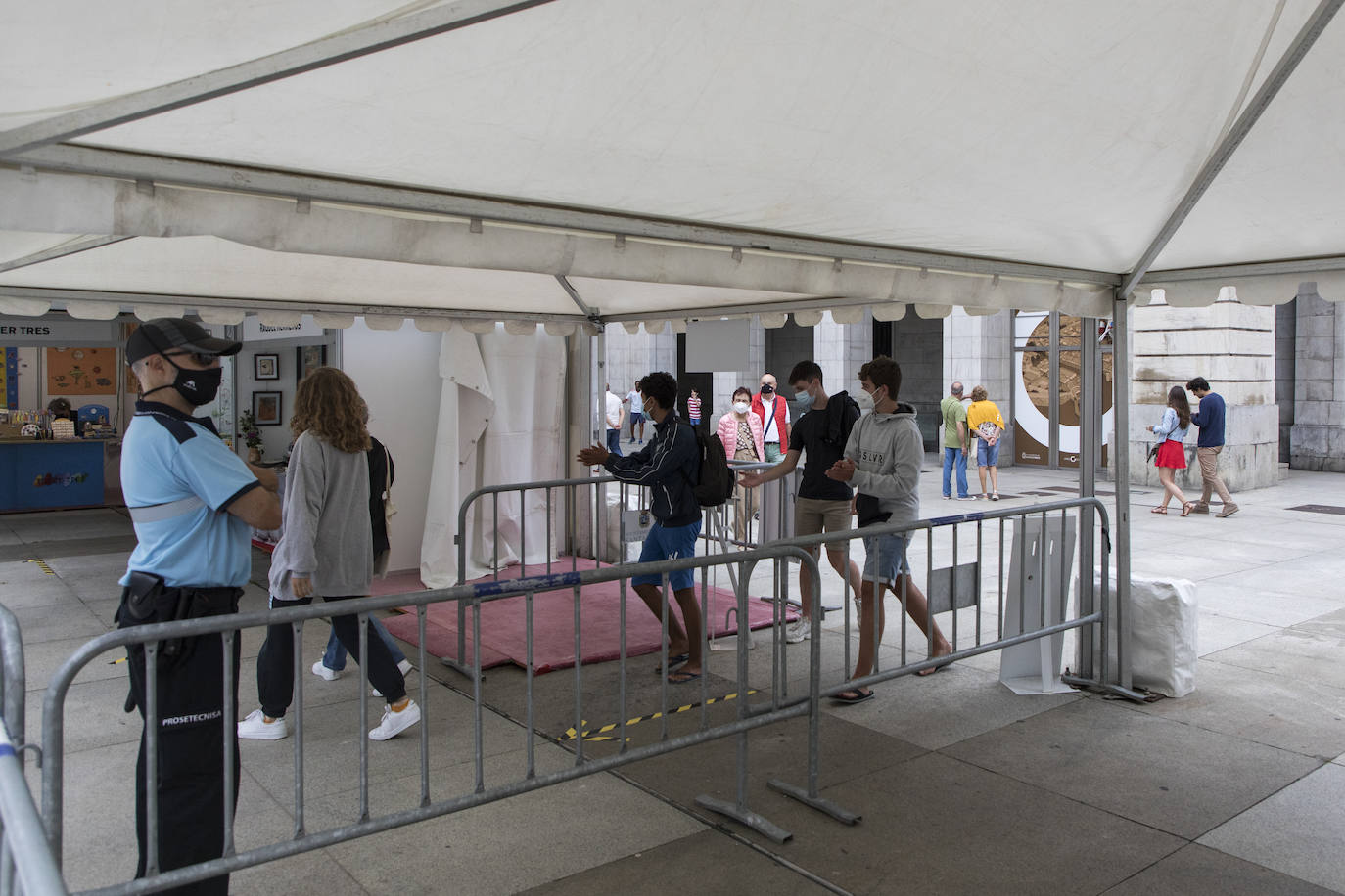 36 puestos se ubican en la Plaza Porticada 