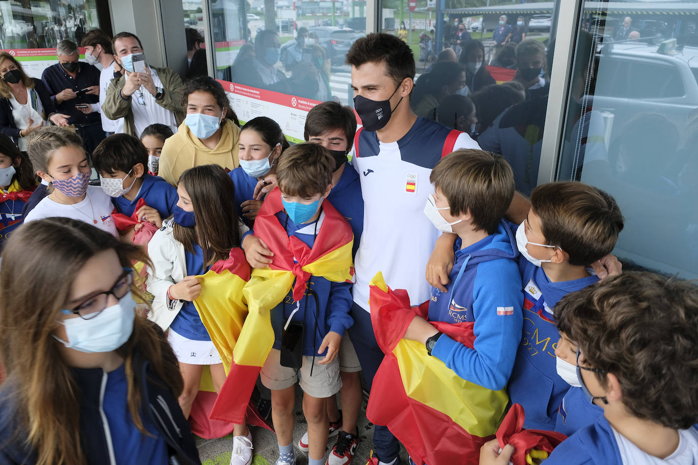 Alumnos de la escuela de regatas del Marítimo, familiares y amigos reciben a Diego Botín en Santander