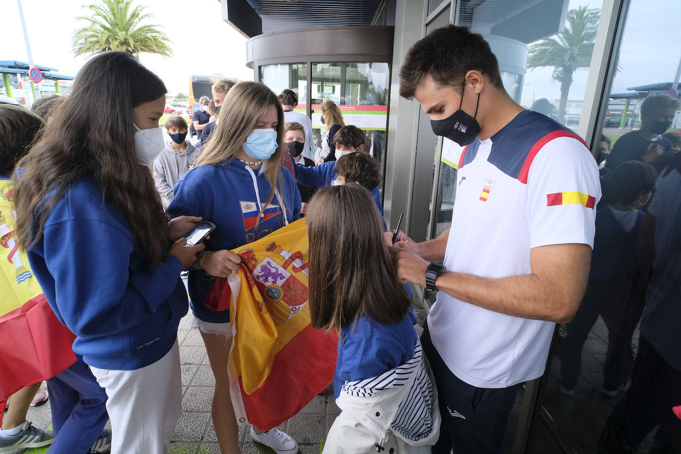 Alumnos de la escuela de regatas del Marítimo, familiares y amigos reciben a Diego Botín en Santander