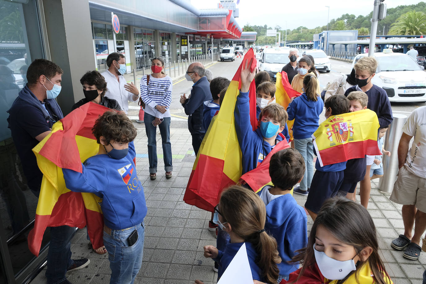 Alumnos de la escuela de regatas del Marítimo, familiares y amigos reciben a Diego Botín en Santander