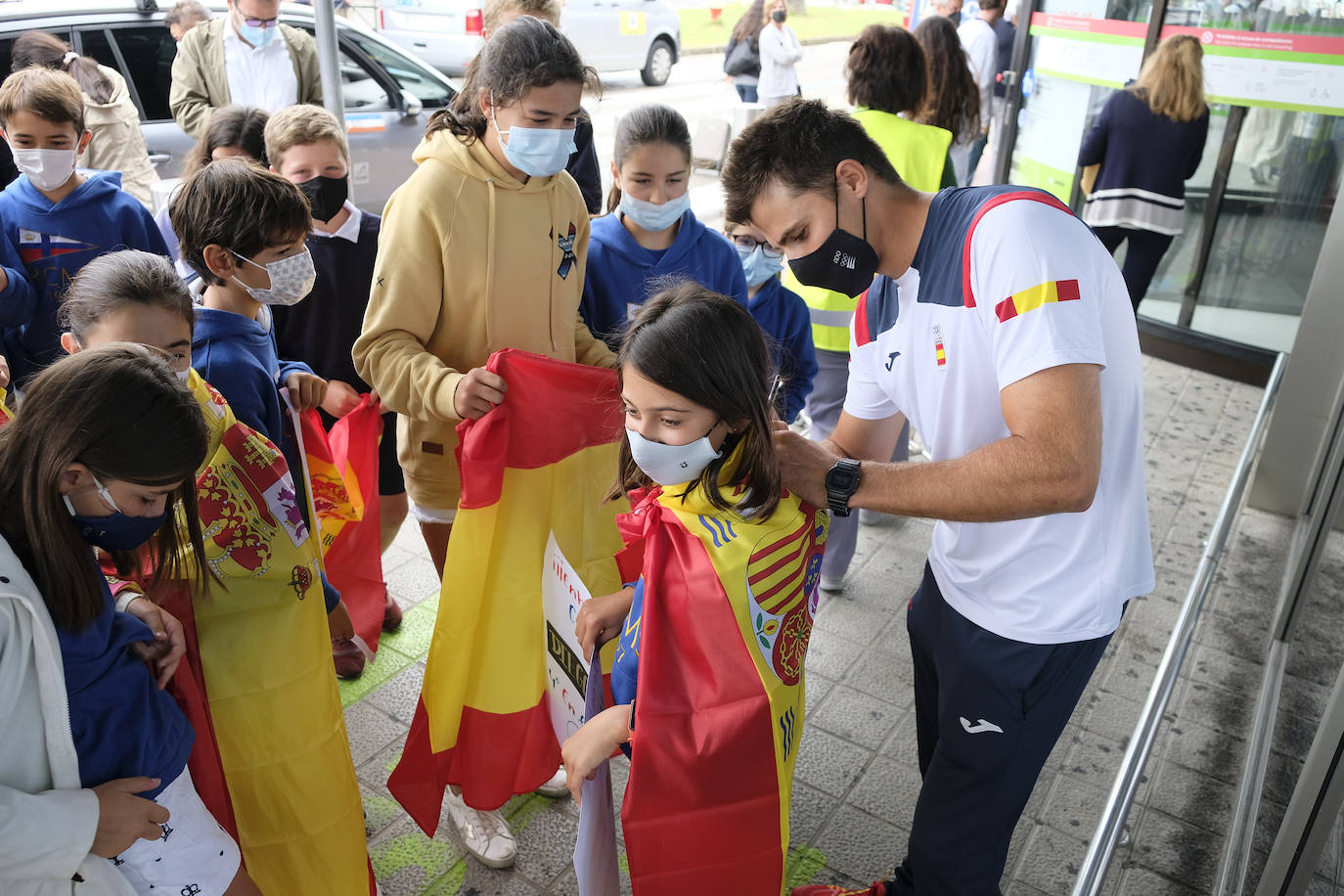 Alumnos de la escuela de regatas del Marítimo, familiares y amigos reciben a Diego Botín en Santander