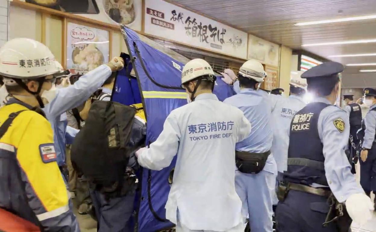 La policía japonesa atiende a los heridos en el tren de Tokio.