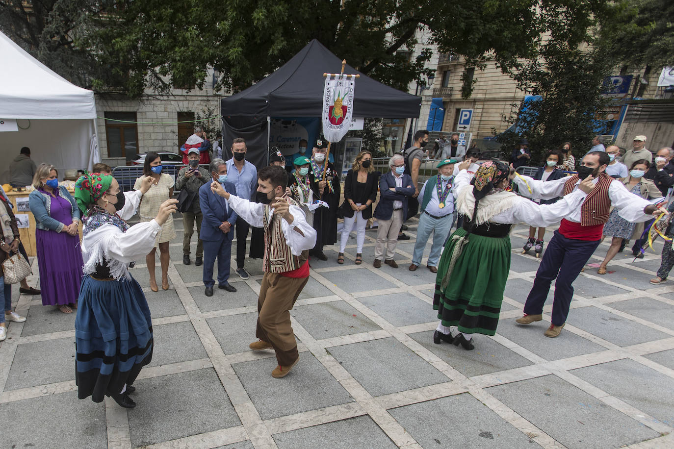 Está organizada por la Cofradía del Queso de Cantabria con la colaboración del Ayuntamiento y la Consejería de Desarrollo Rural