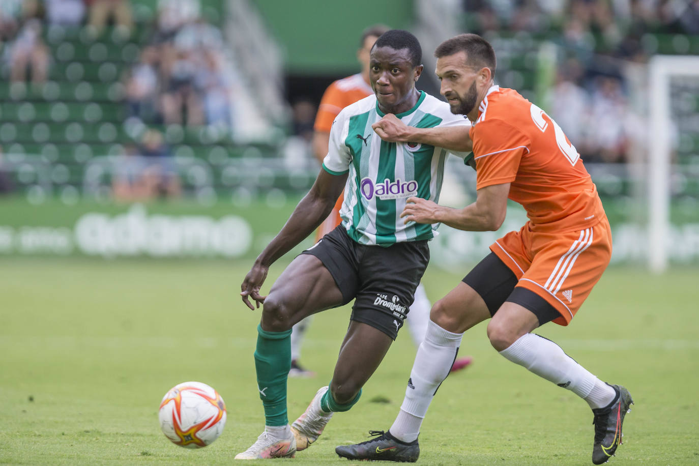 El Racing domina al Burgos pero empata a cero un amistoso en el que perdona incluso desde el penalti, donde falló Cedric