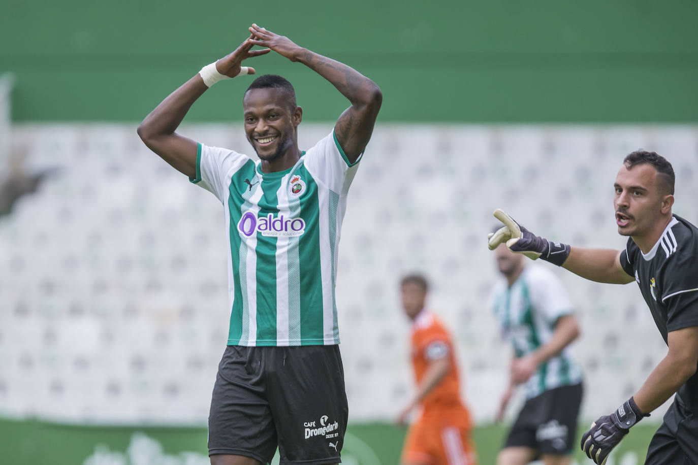 El Racing domina al Burgos pero empata a cero un amistoso en el que perdona incluso desde el penalti, donde falló Cedric