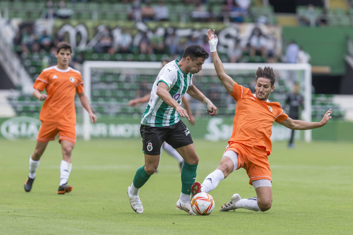 El Racing domina al Burgos pero empata a cero un amistoso en el que perdona incluso desde el penalti, donde falló Cedric