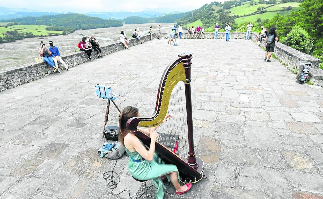 El mirador de los Picos de Europa se llena de magia con la sonidos del arpa de Annie Chambers