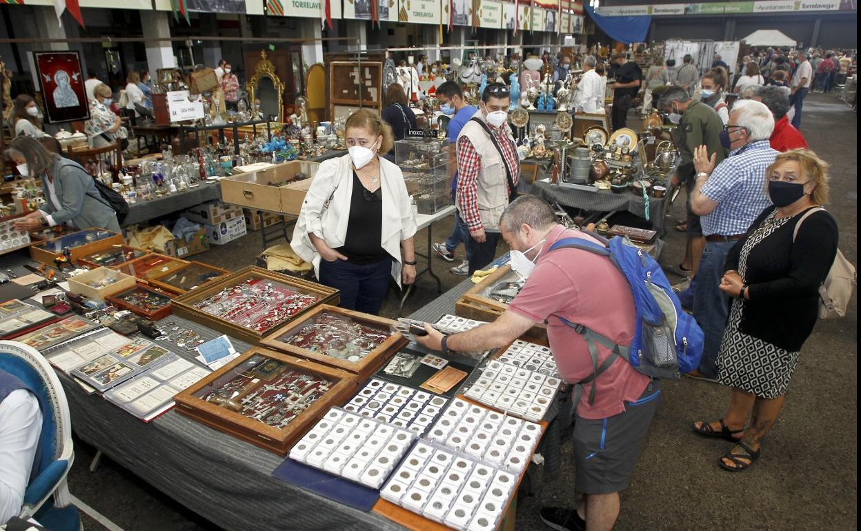 Los visitantes recorren los puestos, un total de 82, en los que pueden encontrar más de 42.000 piezas a la venta.