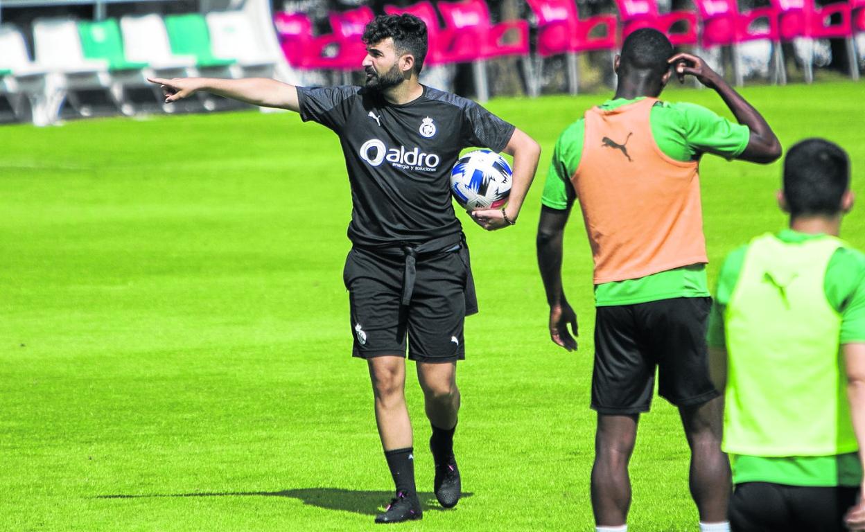 Guille Romo dirige un entrenamiento en las instalaciones Nando Yosu de La Abericia. 