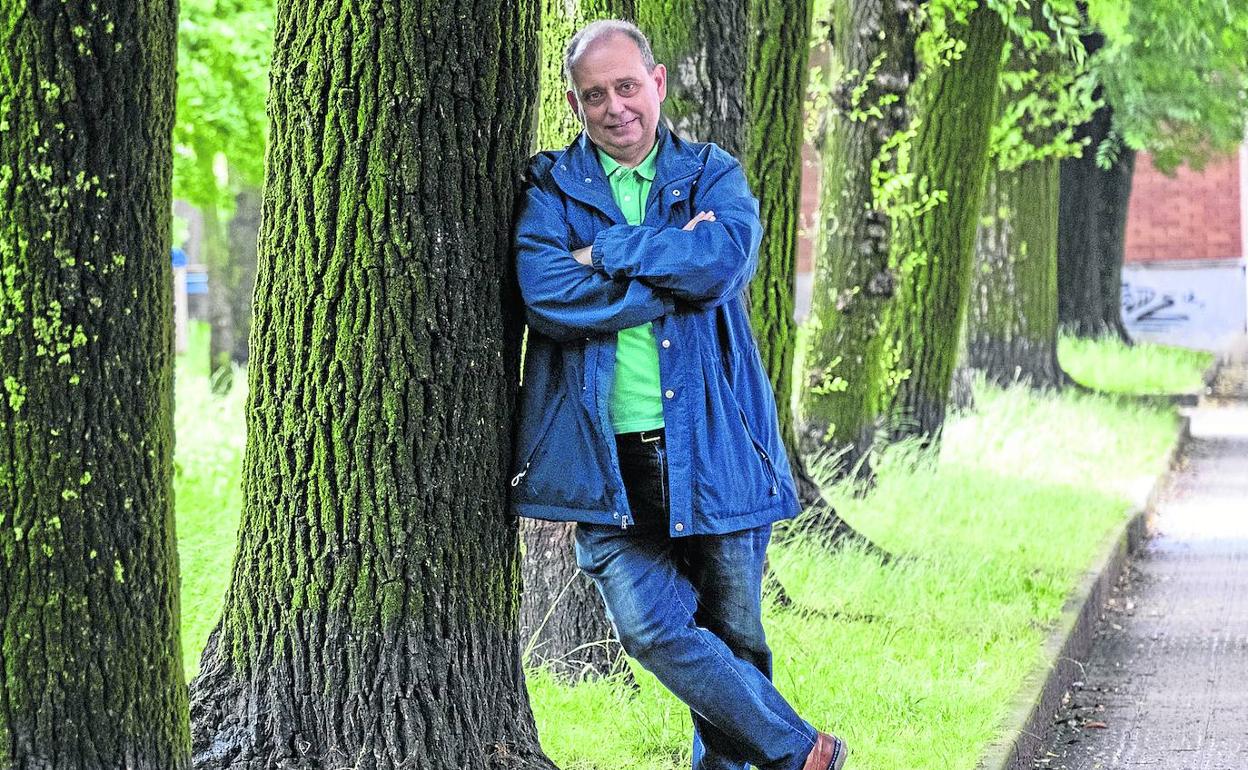 Javier Dávila posando en el parque de Cazoña, cerca de su casa. 