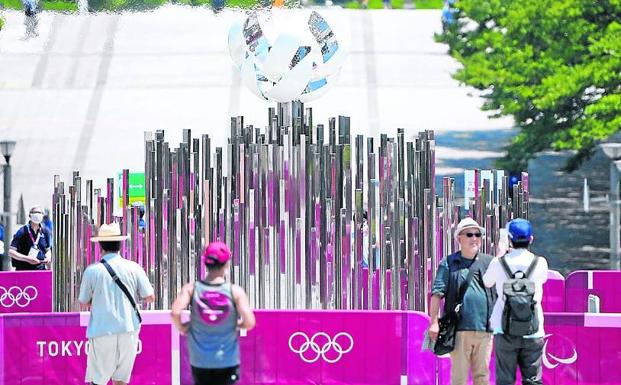 Frente a la llama olímpica, los visitantes se acercan al puente de Ariake Yume-no-Ohashix, al comienzo de las competiciones.