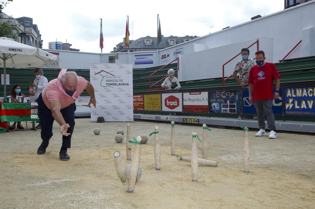 Caen varios bolos tras el birle realizado por uno de los participantes en la iniciativa solidaria. 