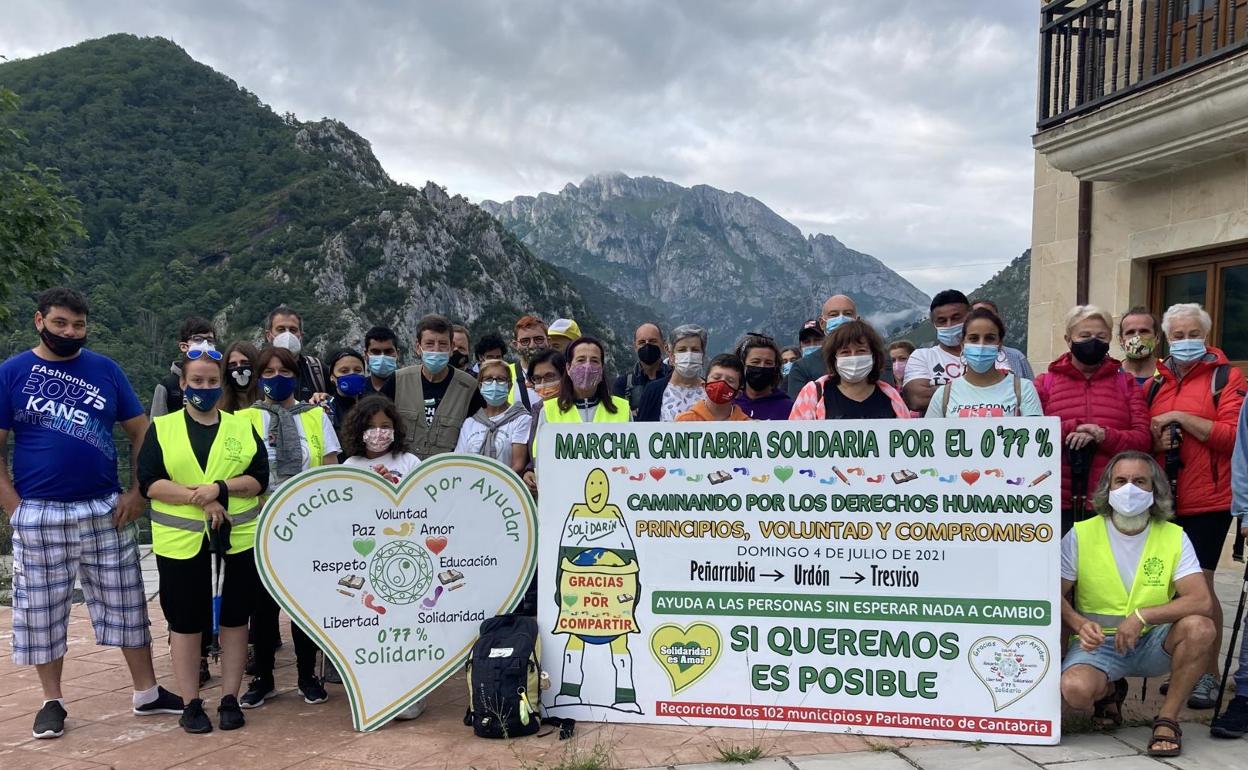 Participantes en una de las últimas marchas por el municipio de Peñarrubia 