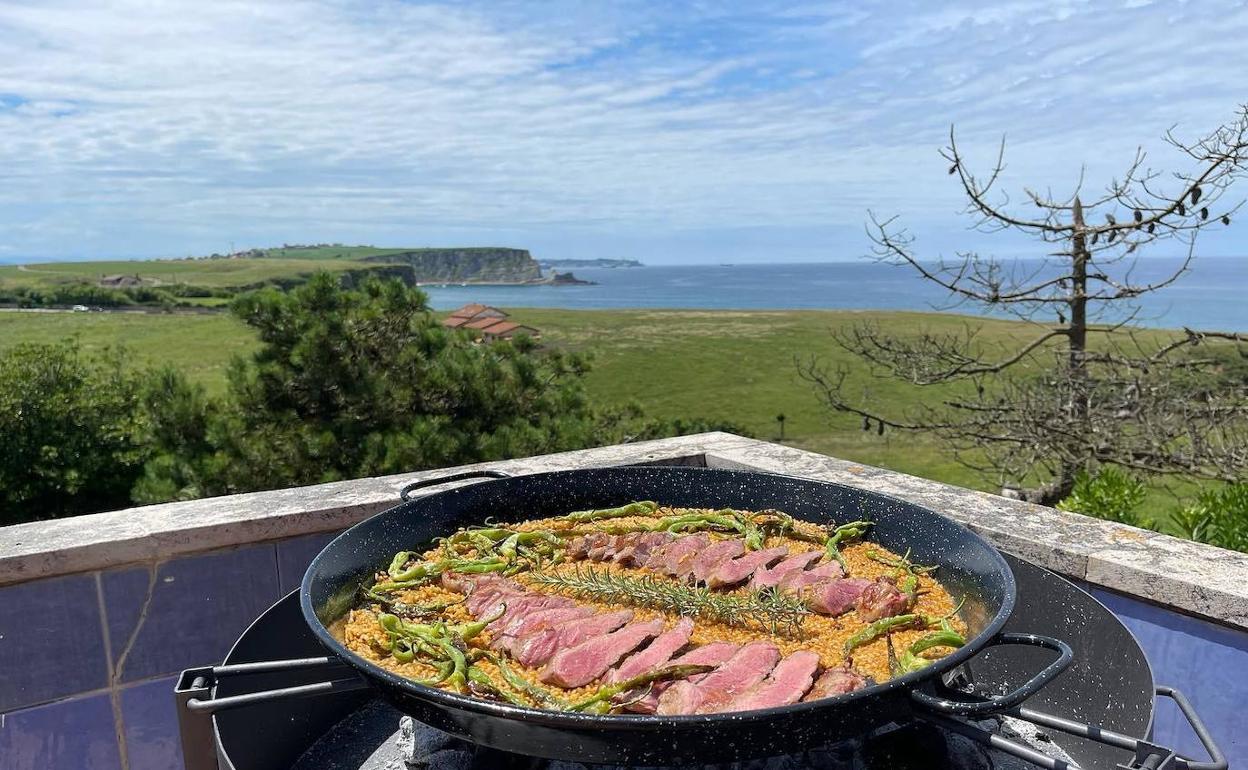 Cocinar al aire libre un domingo de verano para amigos y familiares es un auténtico lujo con un paisaje así