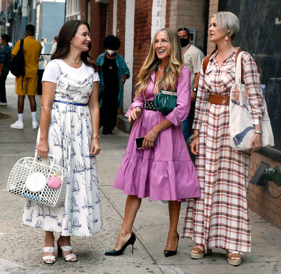 Sus amigas optan por otra tipología de vestidos, Charlotte uno básico estampado marinero, con el punto de llevar la camiseta blanca debajo. Muy ella. Miranda lleva un maxi-vestido de temporada en cuadros de L'Agence. En ambas los cinturones dan un toque más femenino al look.