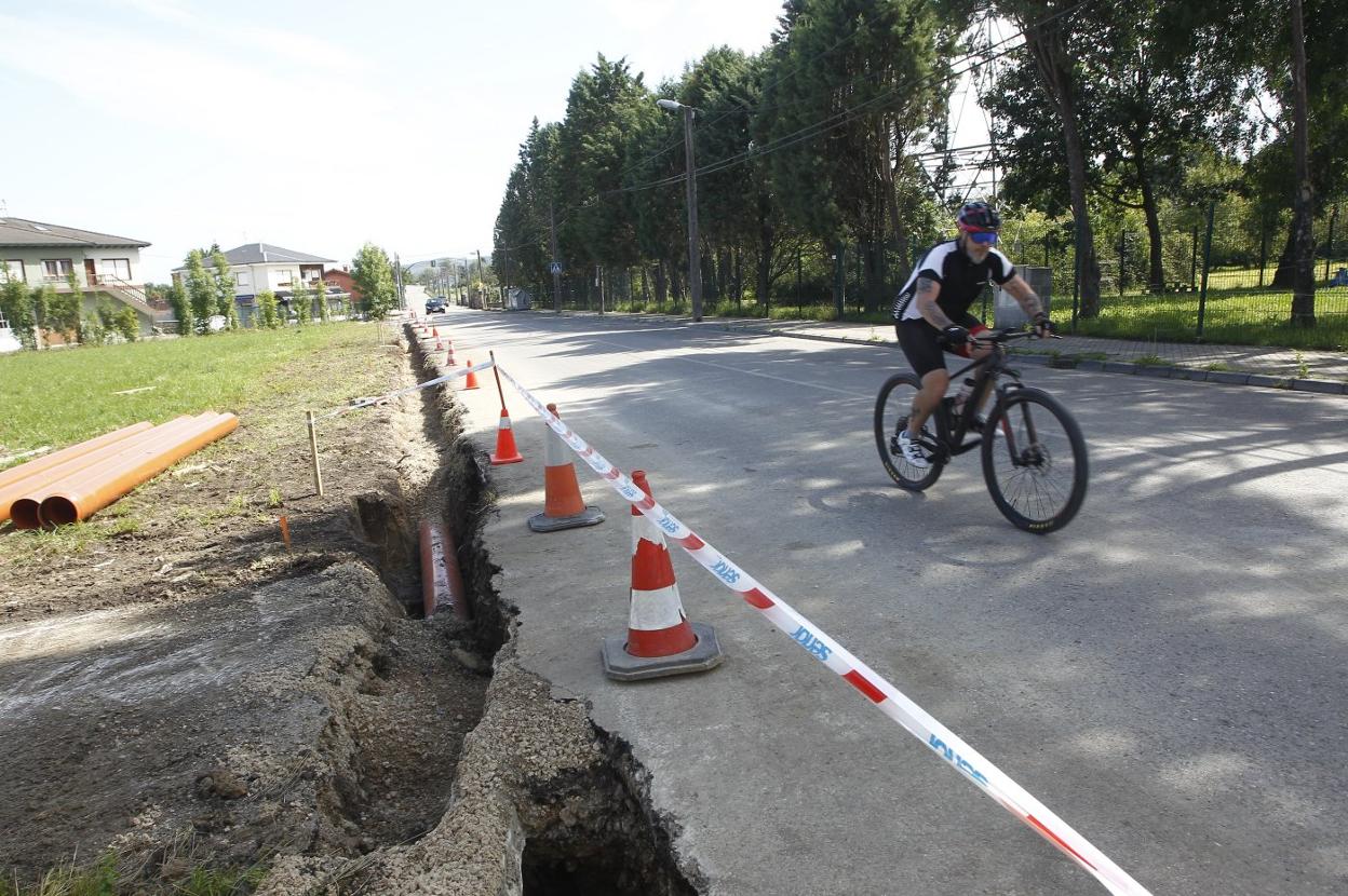 Un ciclista pasa junto a las obras que se acaban de iniciar en la Avenida Fernández Vallejo. 