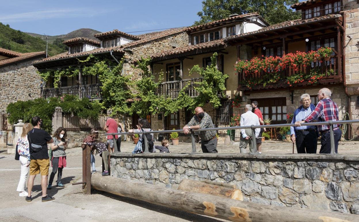 Los vecinos de Pujayo, inmersos en los festejos de San Lorenzo, recibieron el premio Pueblo de Cantabria 2020. 