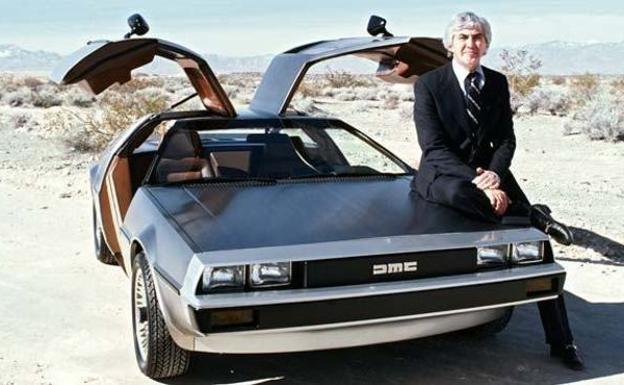 Imagen principal - John DeLorean junto al DMC-12, el coche en el que viajaba en el tiempo el protagonista de 'Regreso al futuro'. El empresario en una foto de juventud, antes de su transformación física.