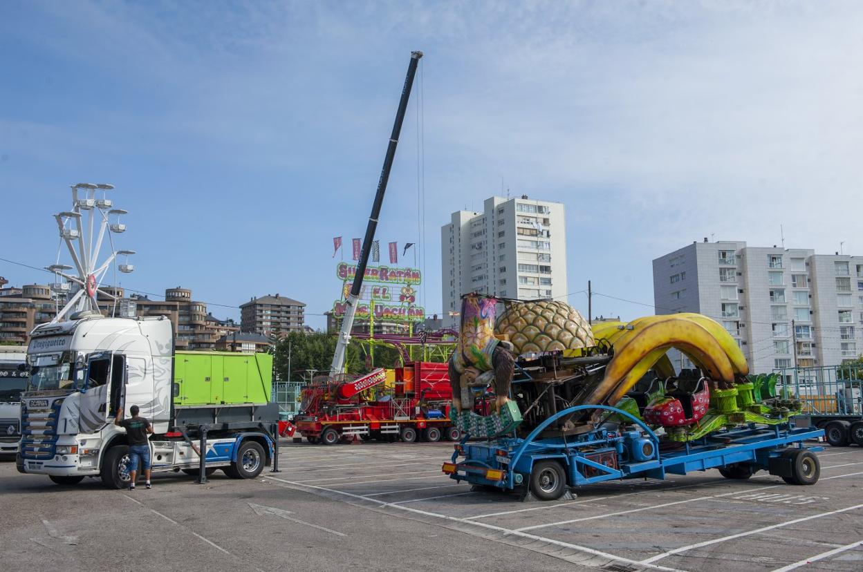 Los feriantes desmontan estos días las atracciones del recinto ferial de Santander para poner rumbo a otros municipios. 