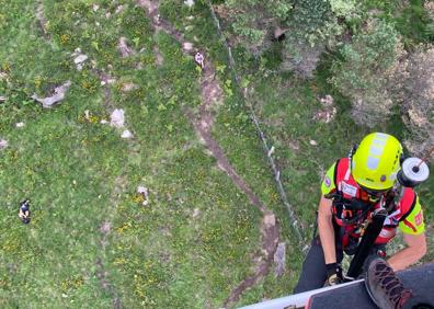 Imagen secundaria 1 - El helicóptero rescata en la Sierra del Escudo a una joven de Valladolid